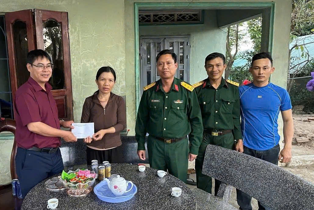 Sơn Thành: Lãnh đạo xã thăm, tặng quà động viên các thanh niên chuẩn bị lên đường nhập ngũ năm 2026