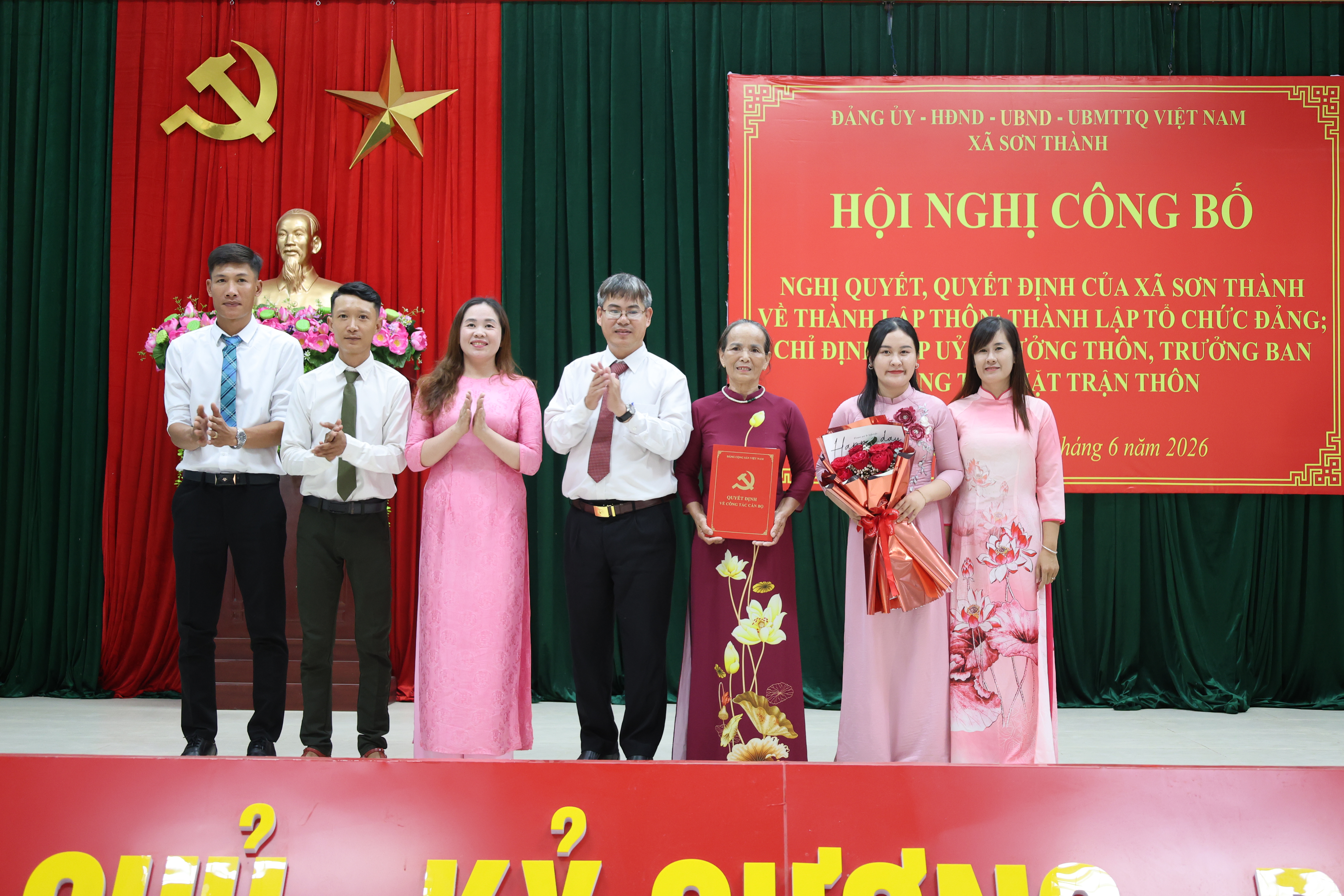 Sơn Thành tổ chức Hội nghị công bố Nghị quyết sắp xếp, tổ chức lại các thôn và các quyết định về công tác cán bộ thôn