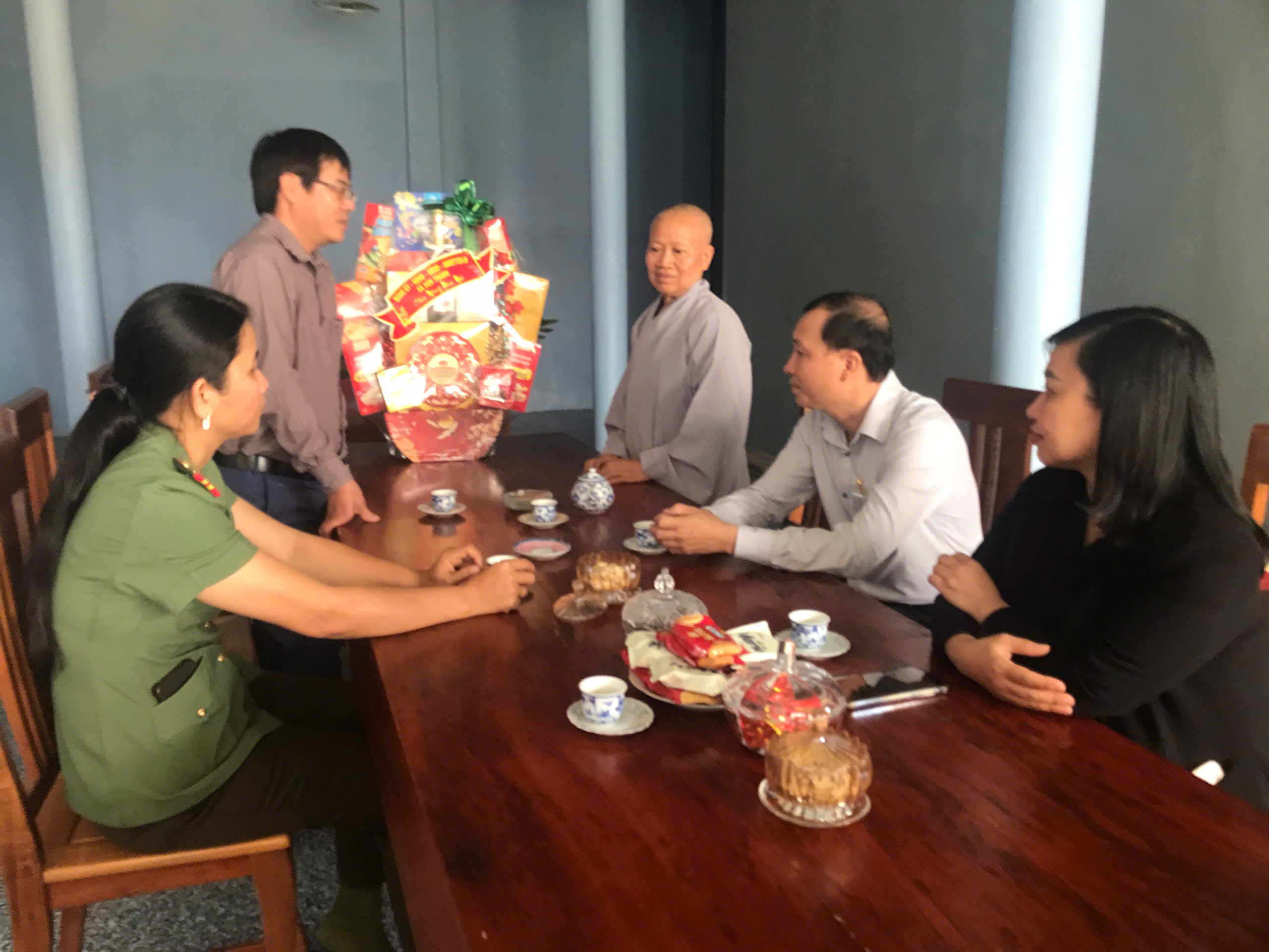 Lãnh đạo xã Sơn Thành thăm, tặng quà các cơ sở tôn giáo nhân dịp Tết Nguyên đán Bính Ngọ năm 2026