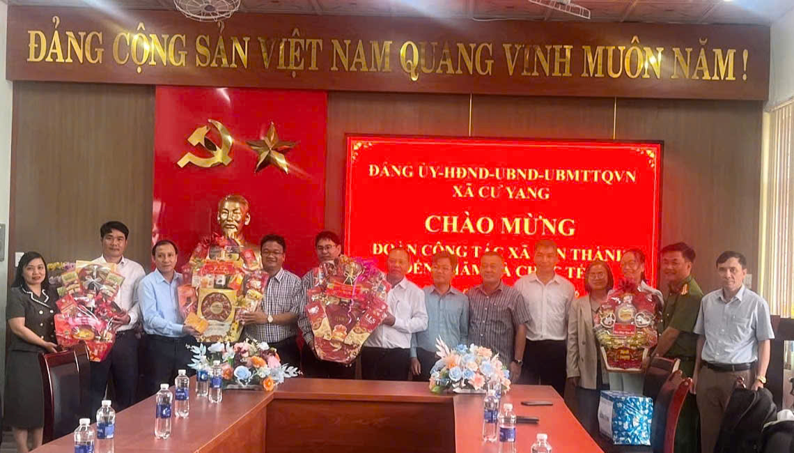 Đoàn công tác xã Sơn Thành thăm, chúc Tết các đơn vị kết nghĩa
