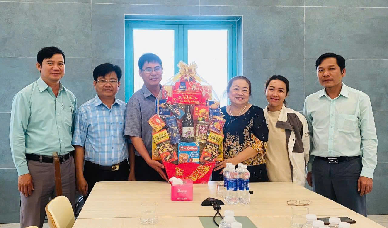 Lãnh đạo xã Sơn Thành thăm, chúc Tết các cơ quan, đơn vị, doanh nghiệp