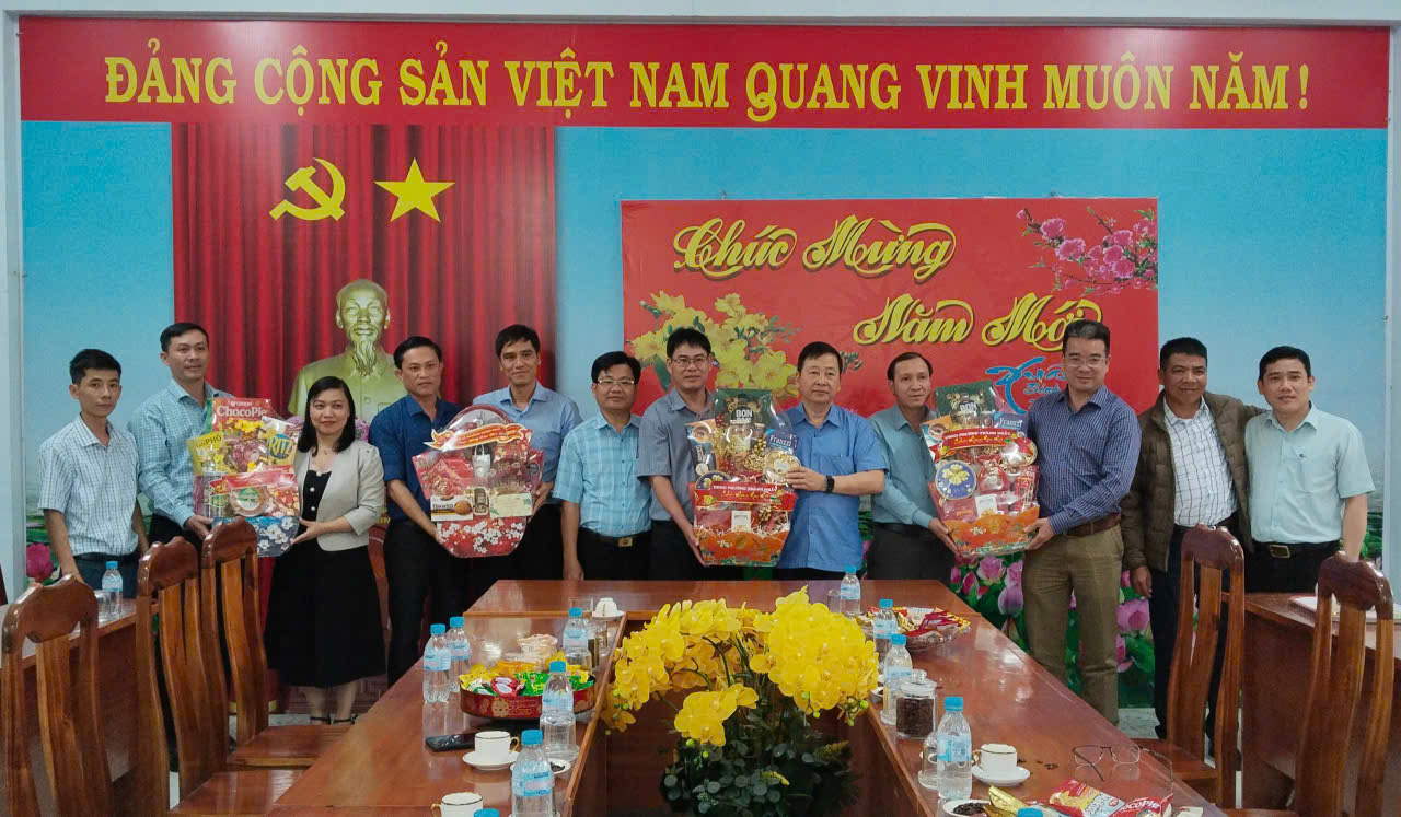 Sơn Thành: Tiếp đoàn công tác phường Thành Nhất đến thăm, chúc Tết tại địa phương