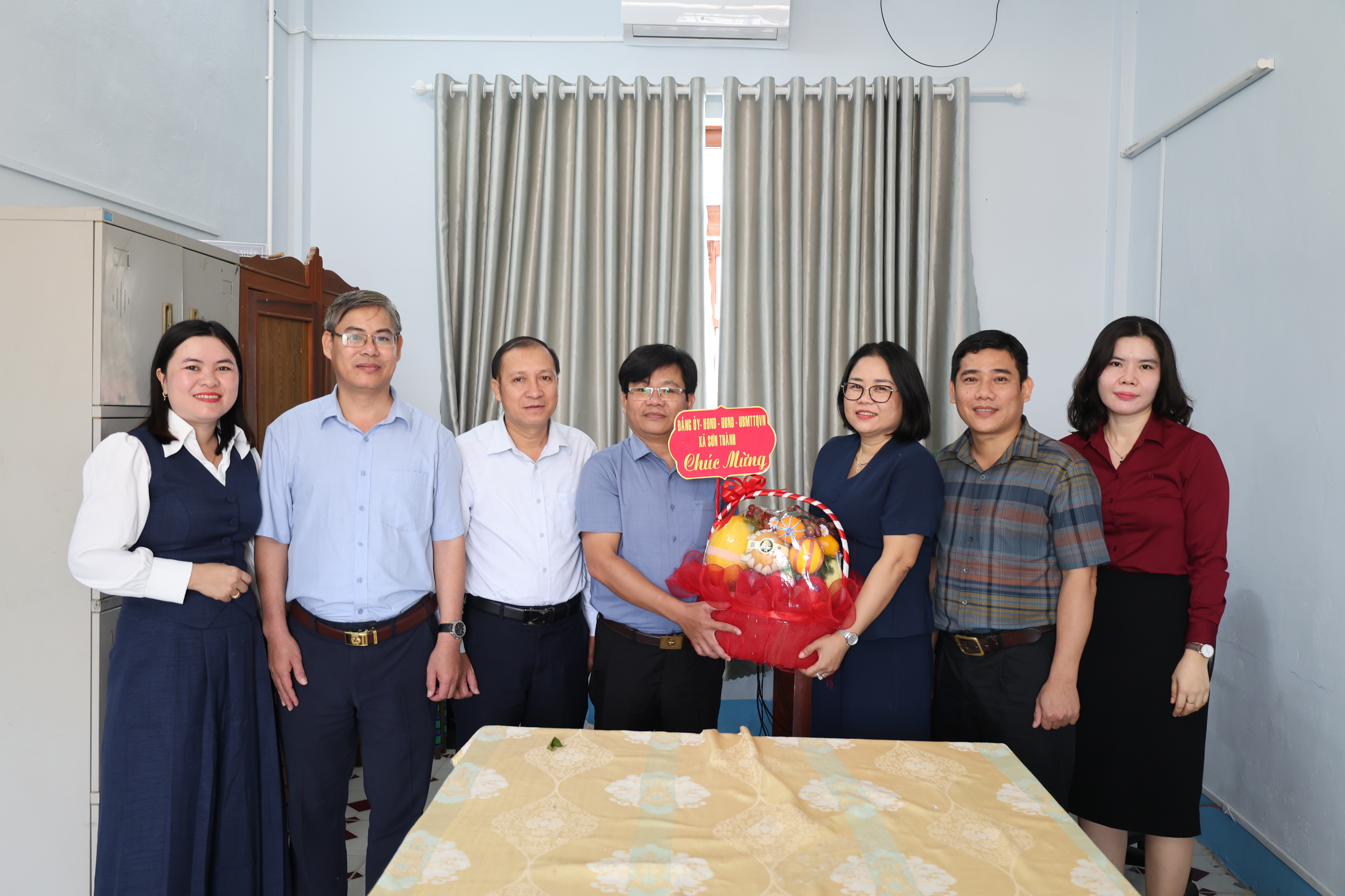 Thường trực Đảng ủy xã Sơn Thành thăm, chúc mừng Hội Liên hiệp Phụ nữ xã nhân ngày thành lập Hội