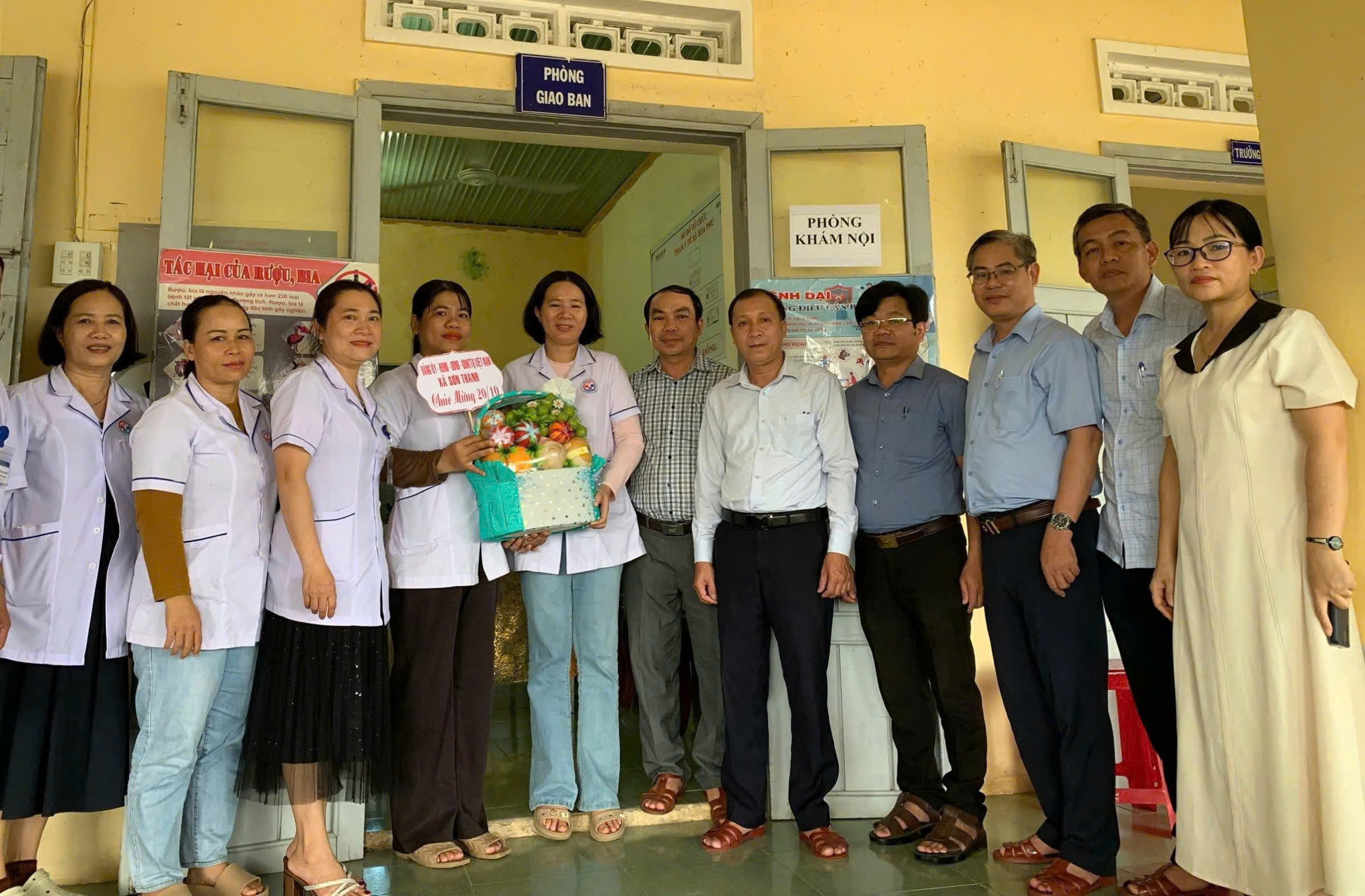 Lãnh đạo xã Sơn Thành thăm, chúc mừng nữ y, bác sĩ nhân Ngày Phụ nữ Việt Nam 20/10