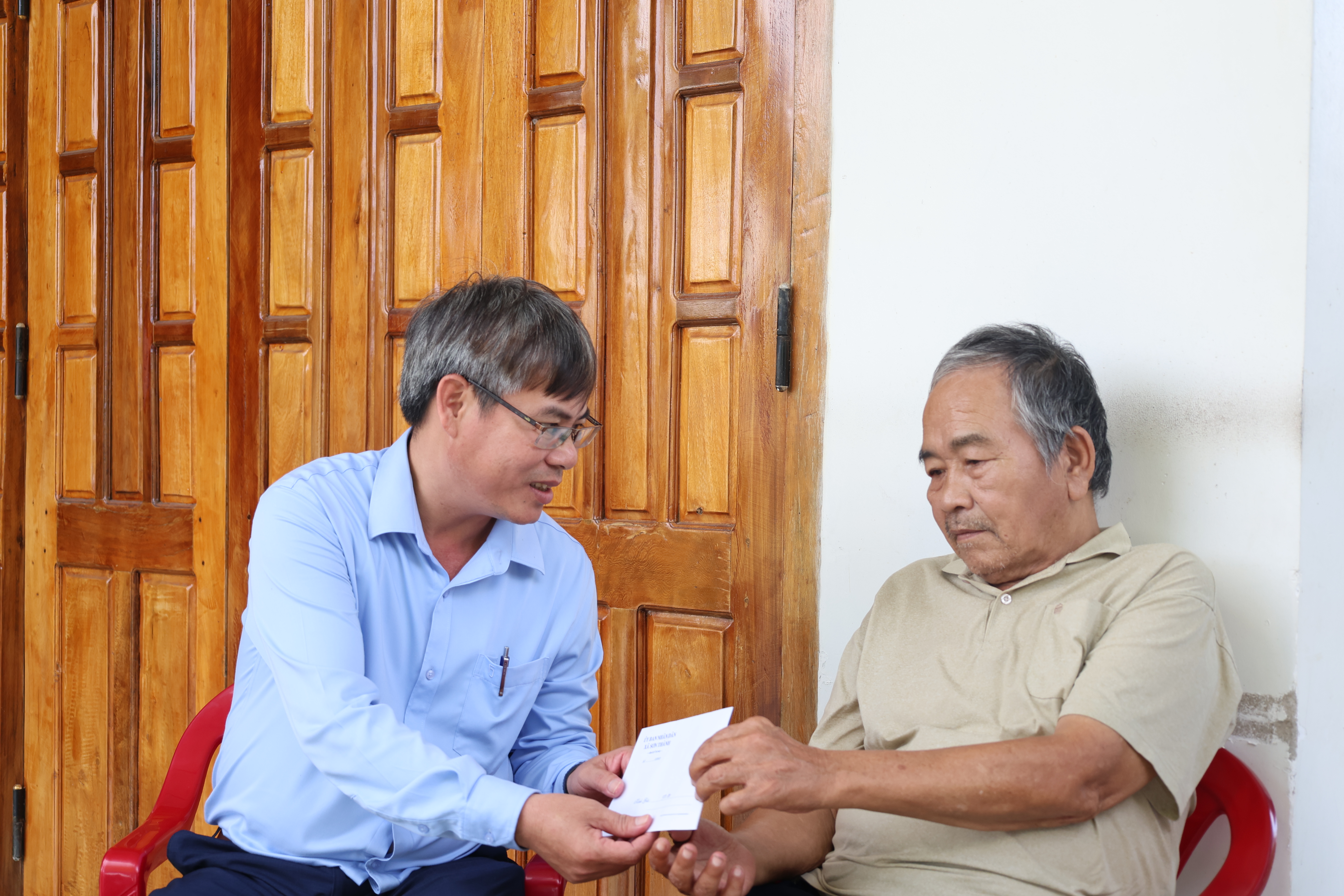 Xã Sơn Thành thăm, tặng quà người có công nhân kỷ niệm 79 năm Ngày Thương binh - Liệt sĩ