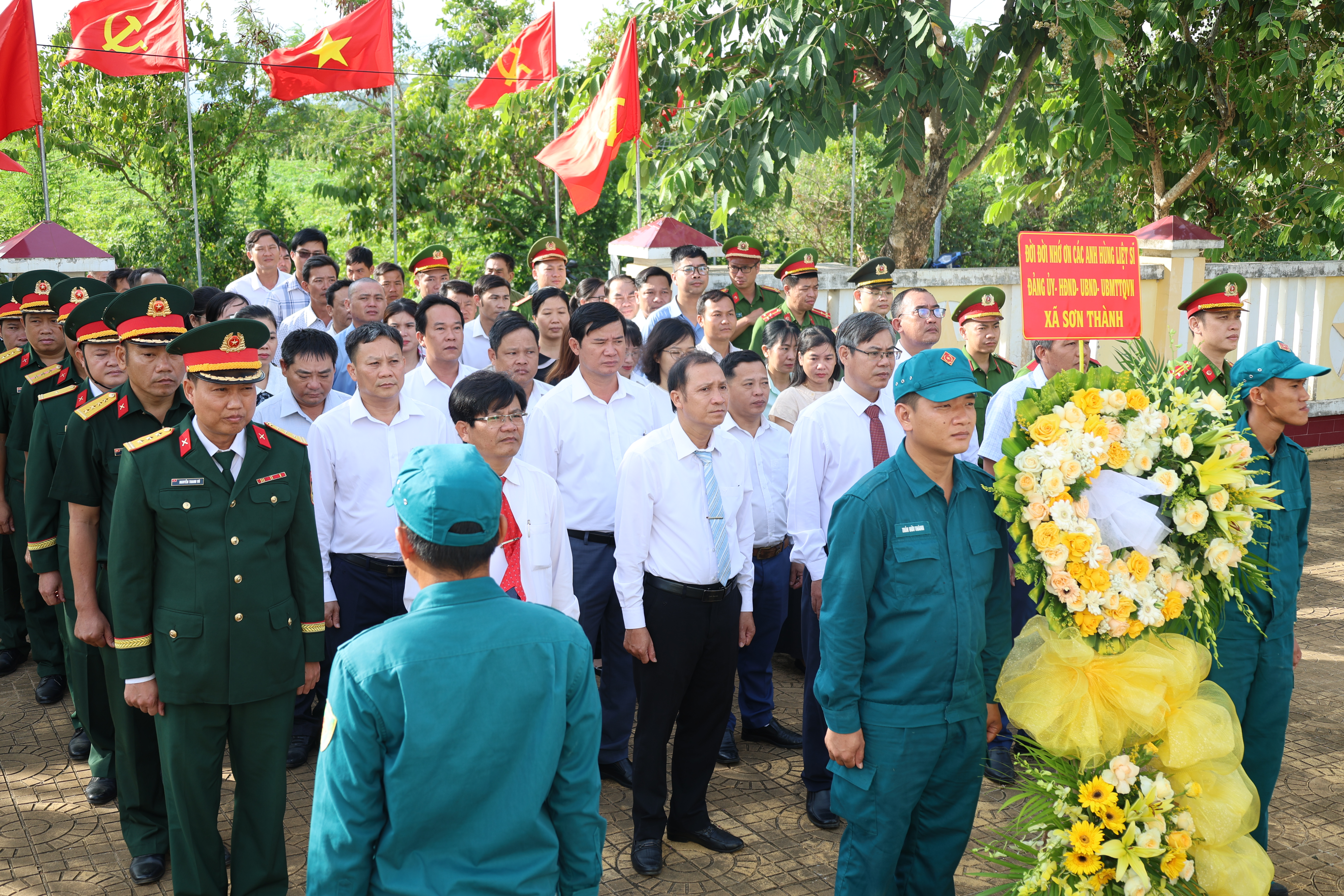 Sơn Thành: Dâng hương, viếng các nhà bia ghi tên liệt sĩ và di tích lịch sử nhân kỷ niệm 79 năm Ngày Thương binh - Liệt sĩ