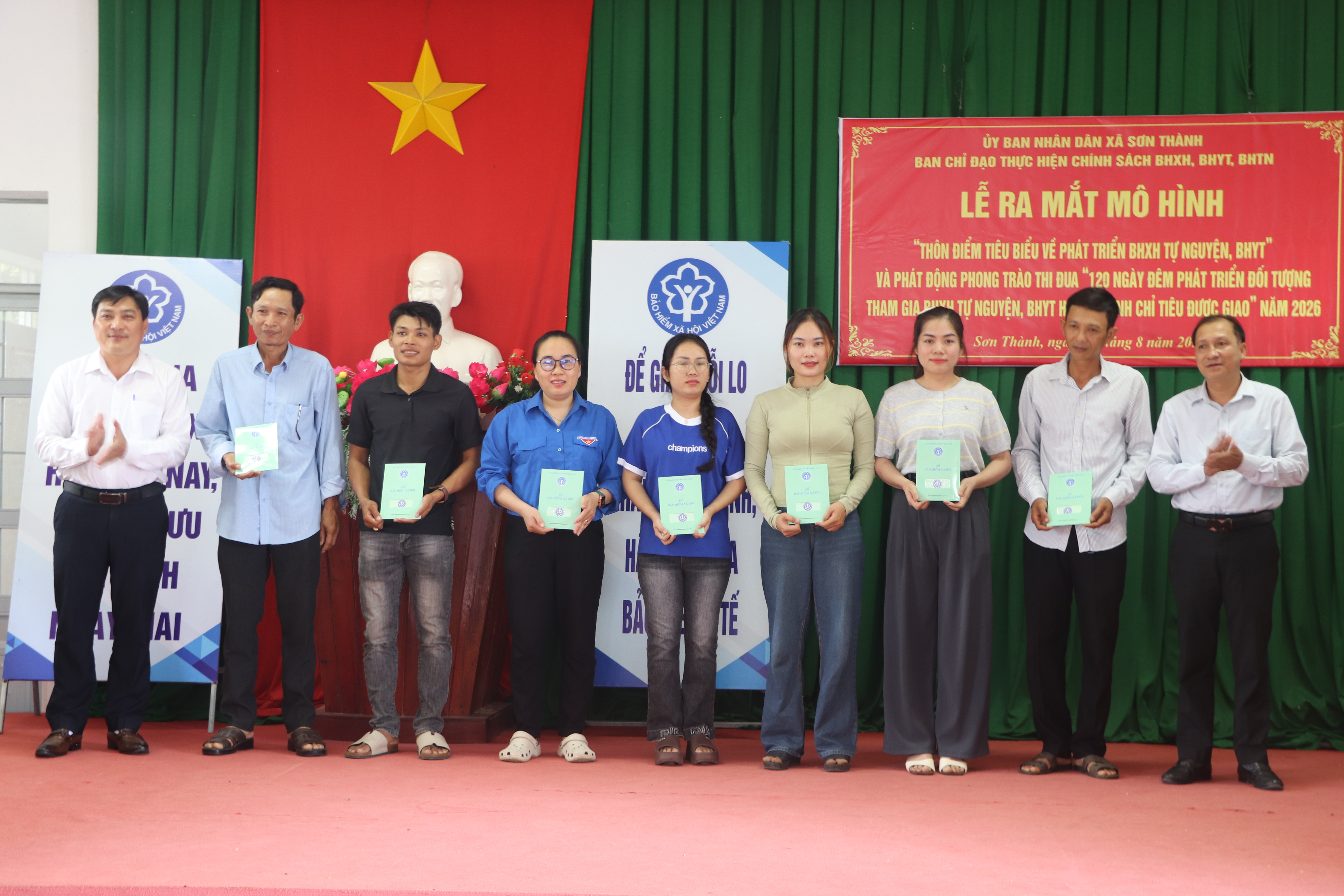 Sơn Thành: Ra mắt mô hình “Thôn điểm tiêu biểu về phát triển BHXH tự nguyện, BHYT” và phát động phong trào thi đua “120 ngày đêm phát triển đối tượng tham gia BHXH tự nguyện, BHYT hoàn thành chỉ tiêu được giao” năm 2026