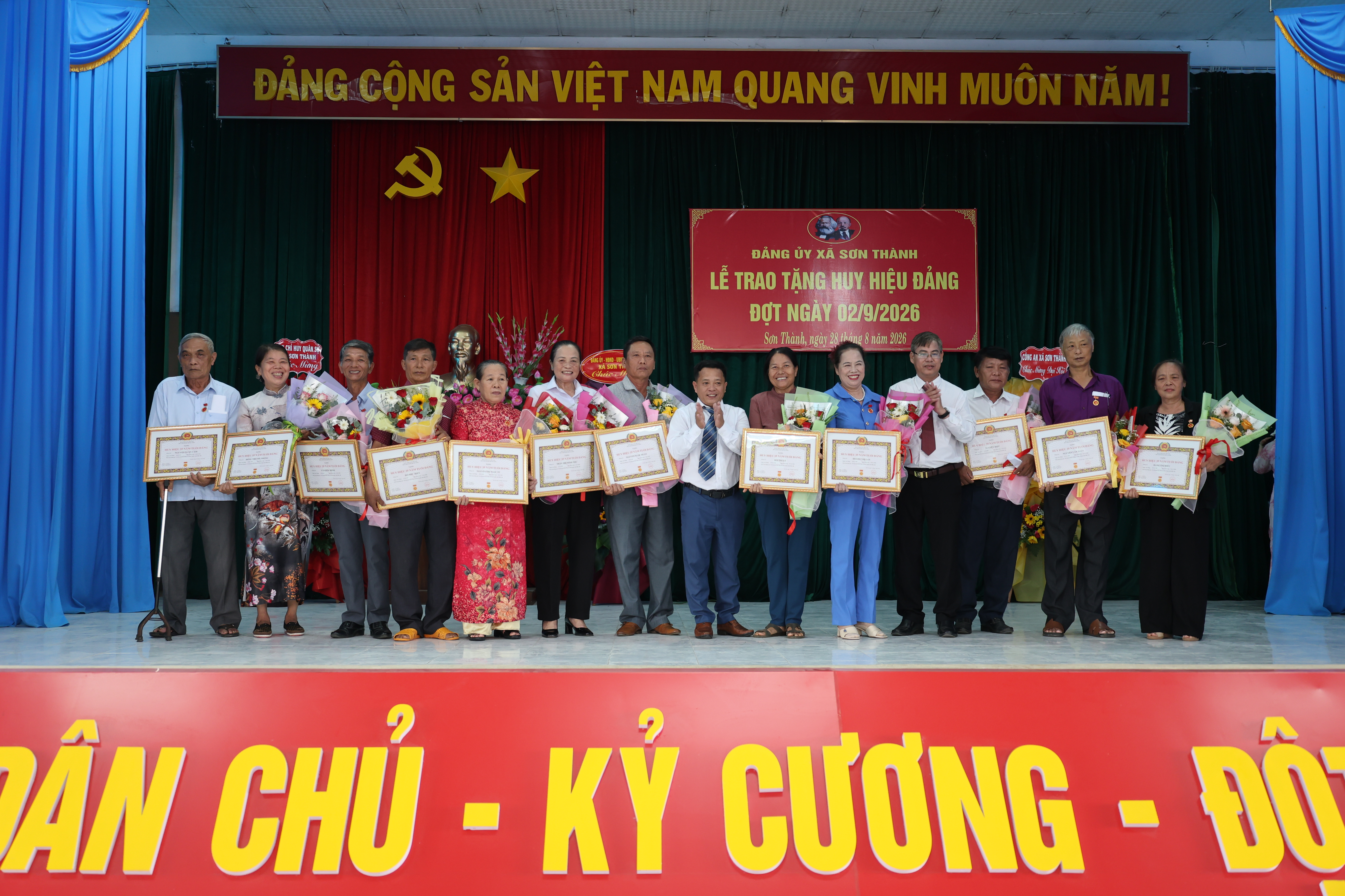 Sơn Thành: Trao tặng Huy hiệu Đảng đợt 2/9 cho 45 đảng viên
