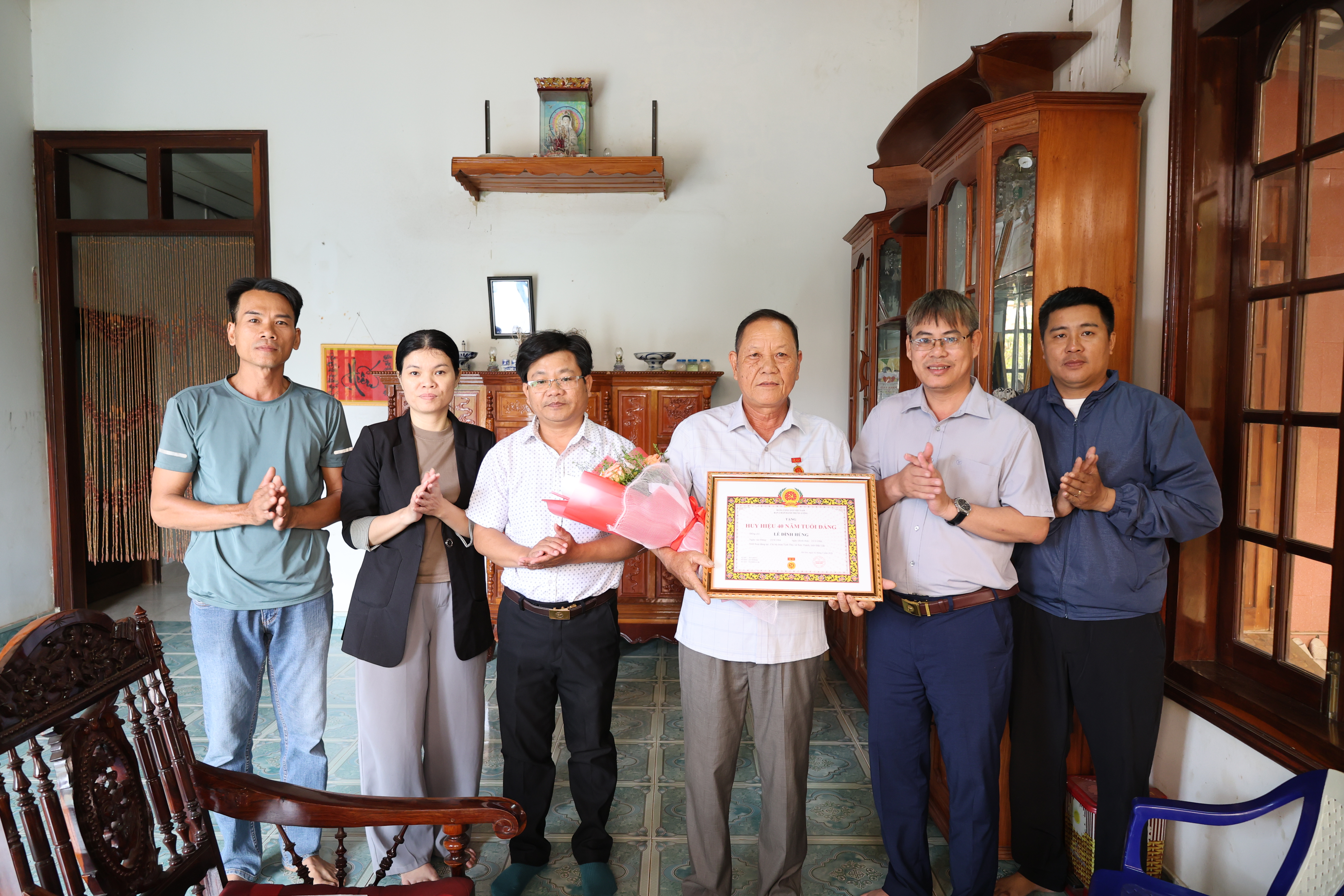 Sơn Thành: Trao tặng Huy hiệu Đảng tại nhà cho 8 đảng viên