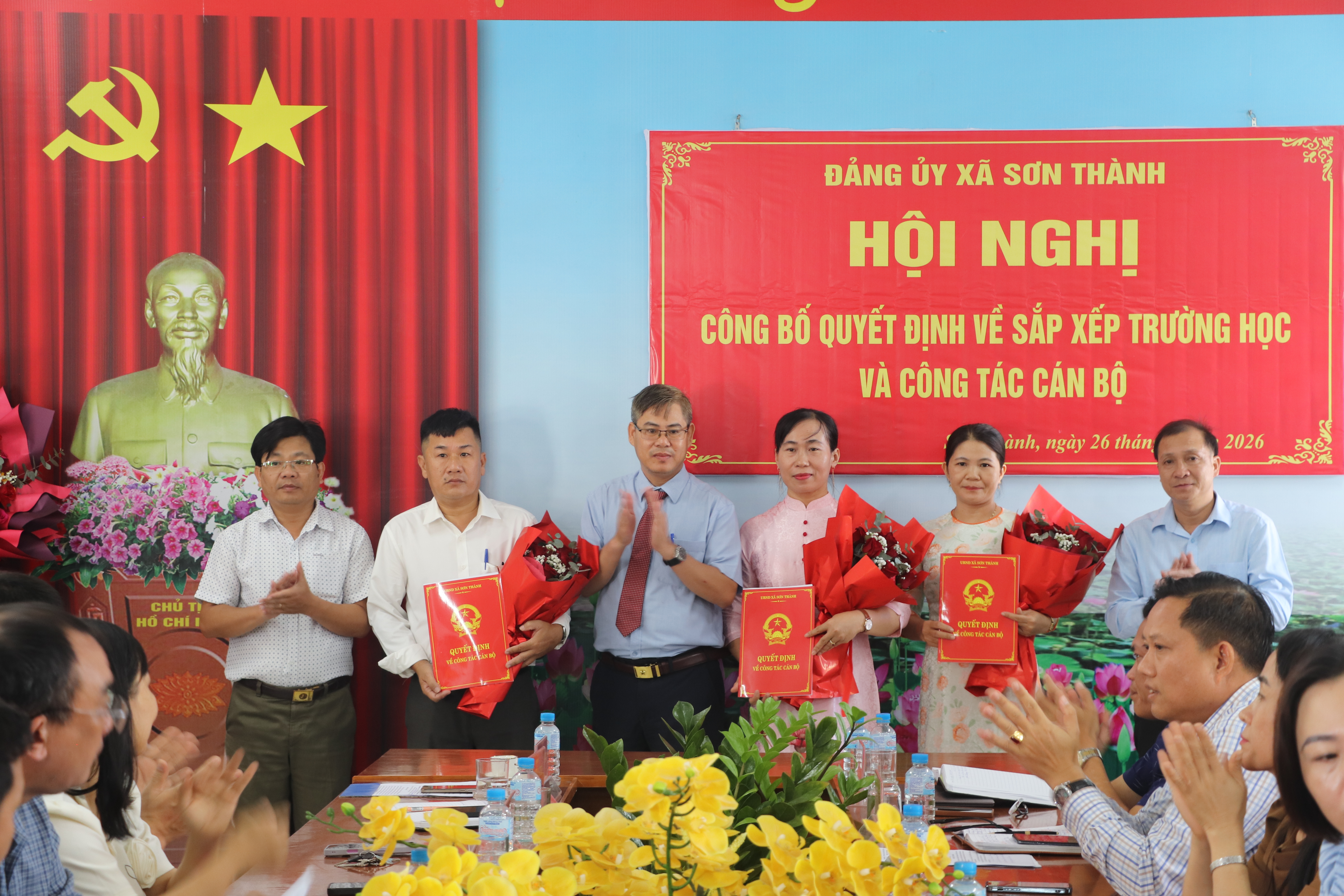 Sơn Thành: Công bố các quyết định về công tác cán bộ Trường THCS Đinh Tiên Hoàng