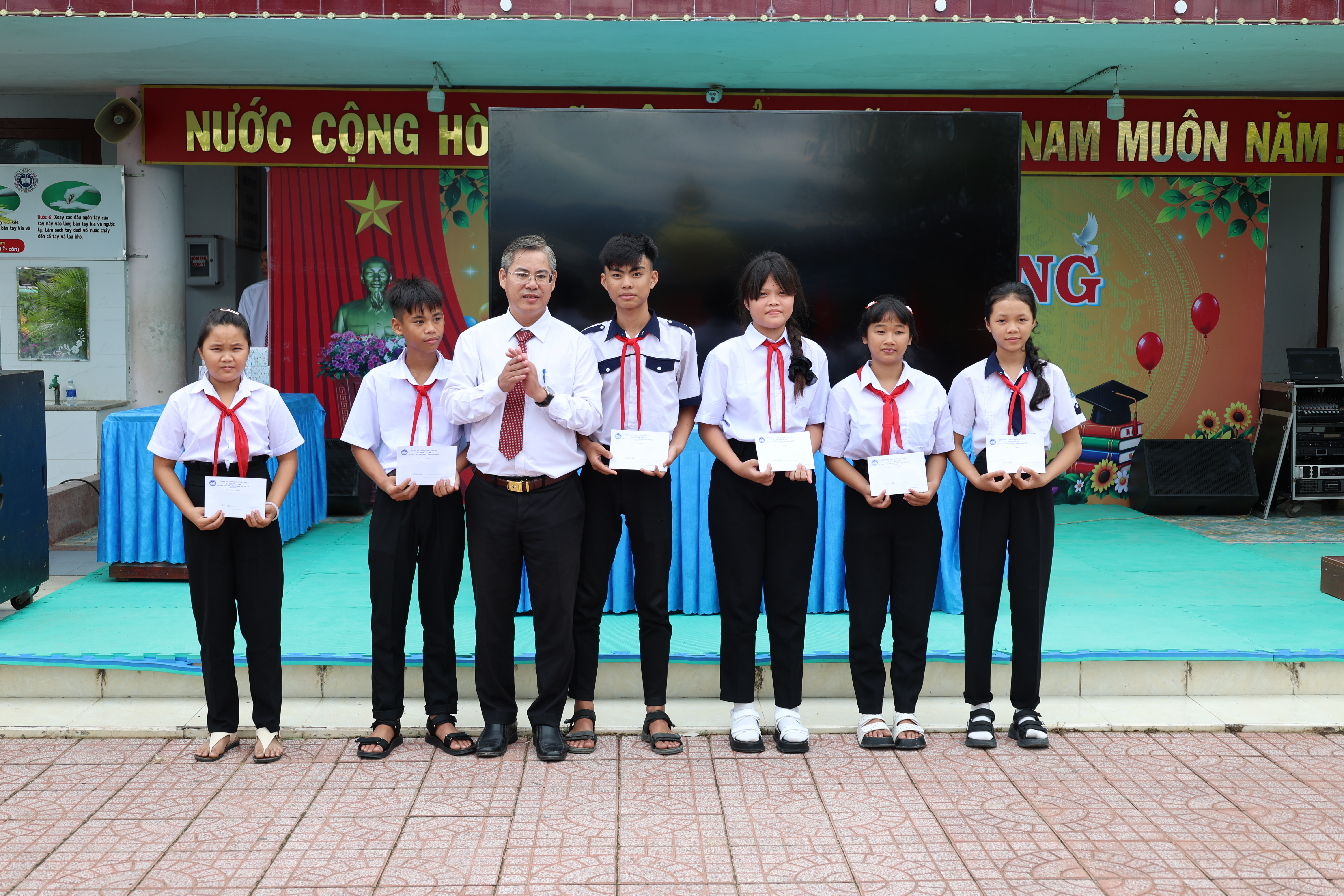 Bí thư Đảng ủy xã Sơn Thành Trương Ngọc Hoàng dự khai giảng năm học 2026-2027 tại Trường THCS Đinh Tiên Hoàng