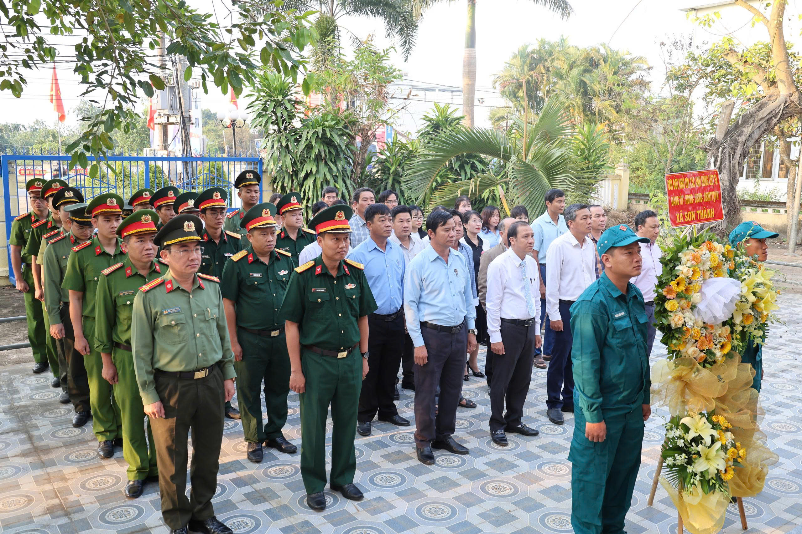 Sơn Thành: Tổ chức dâng hương tưởng niệm các anh hùng liệt sĩ nhân kỷ niệm 51 năm Ngày Giải phóng Phú Yên