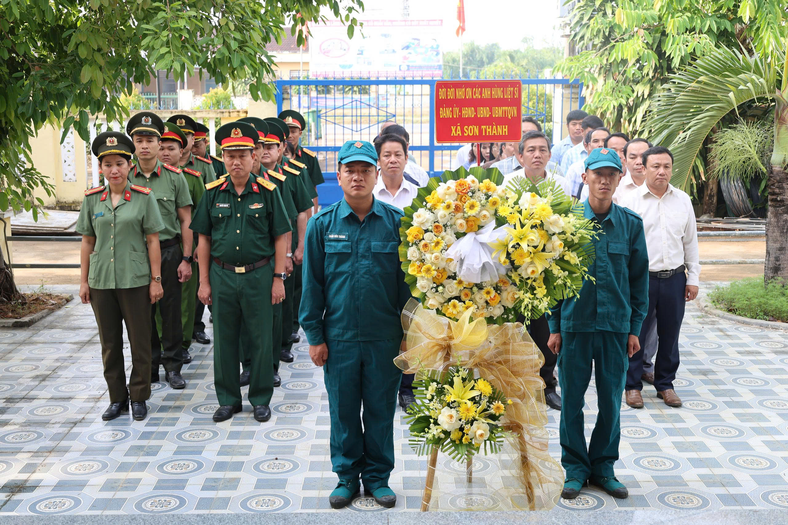 Sơn Thành: Dâng hương tưởng niệm các anh hùng liệt sĩ nhân kỷ niệm 51 năm Ngày giải phóng miền Nam, thống nhất đất nước