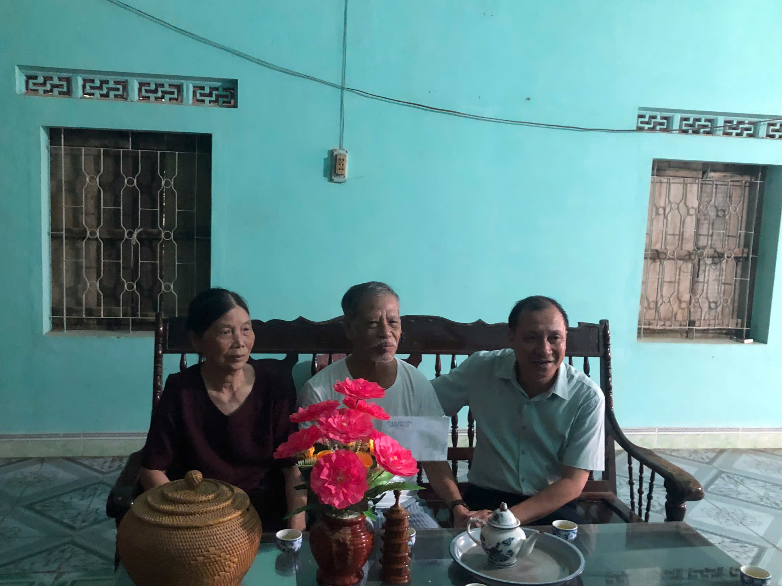 Sơn Thành: Lãnh đạo xã thăm, tặng quà gia đình người có công nhân dịp 30/4