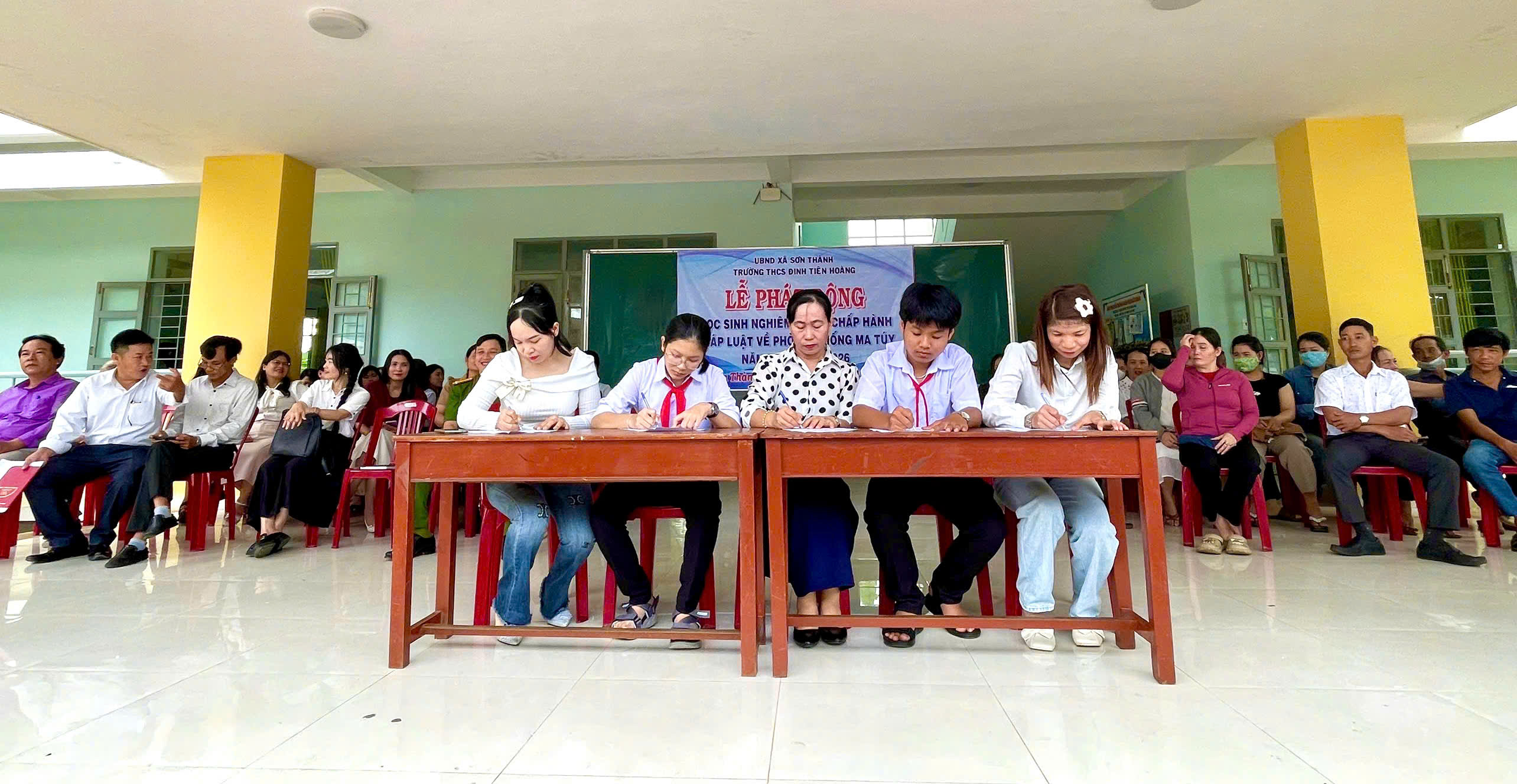 TRƯỜNG THCS ĐINH TIÊN HOÀNG PHÁT ĐỘNG HỌC SINH NGHIÊM CHỈNH CHẤP HÀNH PHÁP LUẬT VỀ PHÒNG, CHỐNG MA TÚY NĂM HỌC 2025-2026