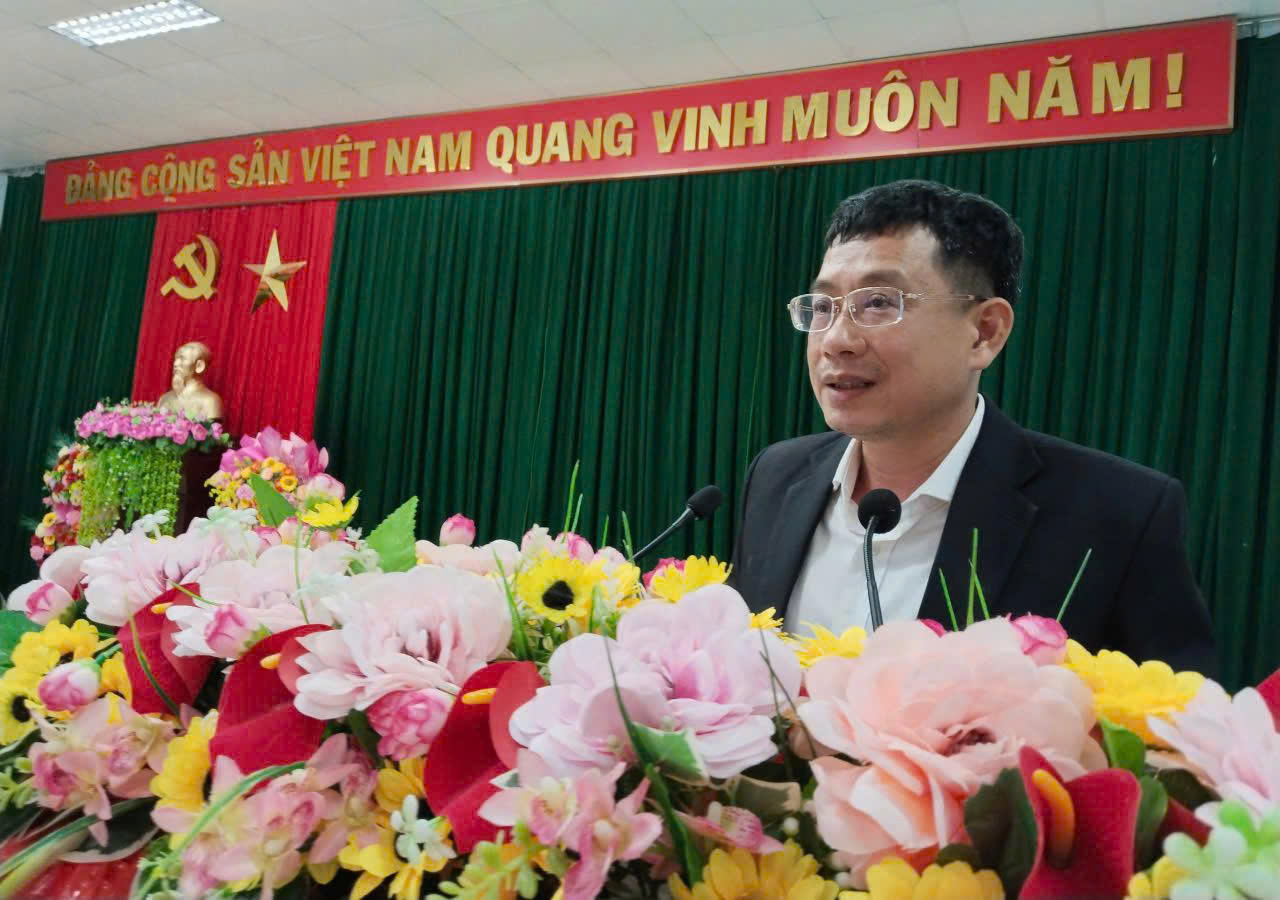 Ban Quản lý Khu kinh tế Phú Yên thăm, tặng quà Tết tại xã Sơn Thành